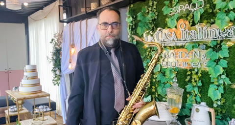 O Saxofonista em Porto Alegre tocando no palco